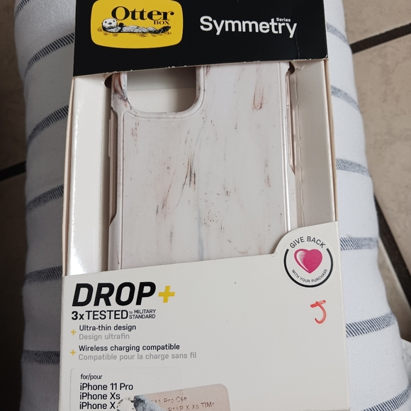 Otter Box Case iPhone 11Pro/Xs/X - Picture 5 of 7